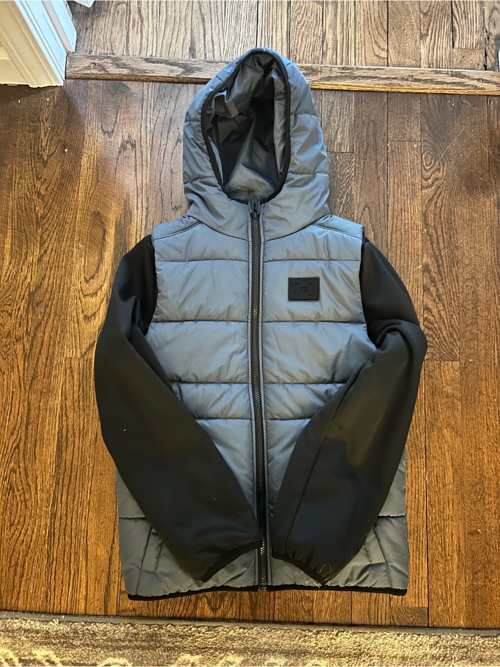 Under Armour Boys Quilted Hooded Jacket - Black & Gray. Size YM